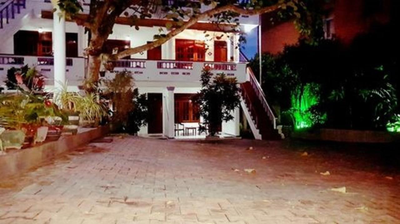 אונה ואטונה Happy Night Holiday Inn מראה חיצוני תמונה